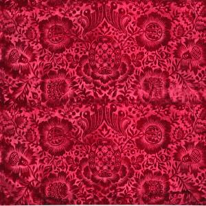 Karmínově červený samet s florální abstrakcí.